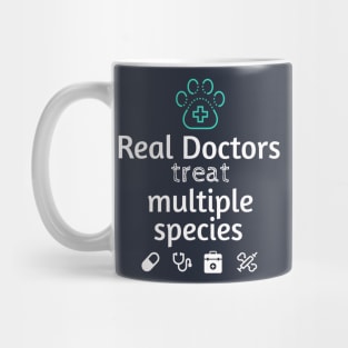 Veterinarian shirt - Real doctors treat multiple species Mug